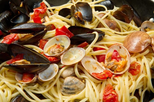 pasta with fresh mollusk and tomatoes sauce