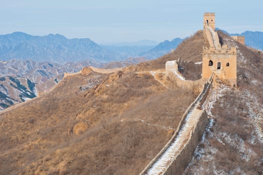 Sunlit view of the great wall of china during the winter