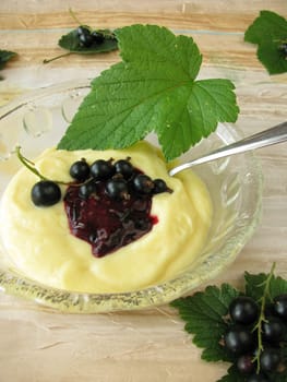 Vanilla cream with currant sauce
