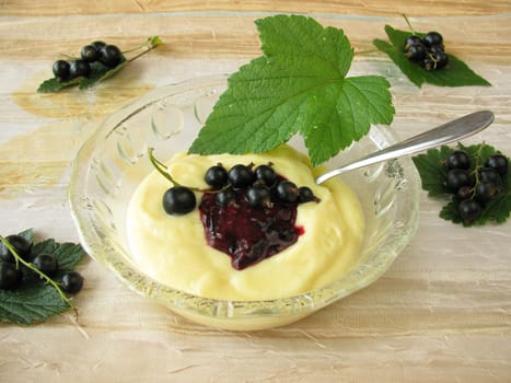 Vanilla cream with currant sauce