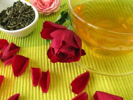 Green tea with rose petals