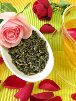 Green tea with rose petals