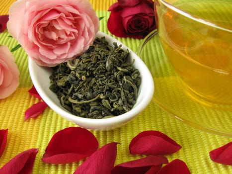 Green tea with rose petals