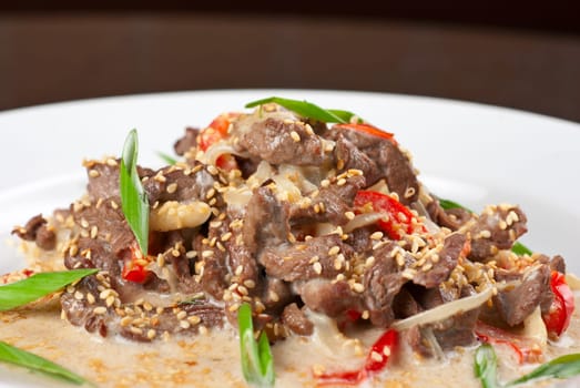 tasty dish of sliced beef roasted with vegetables