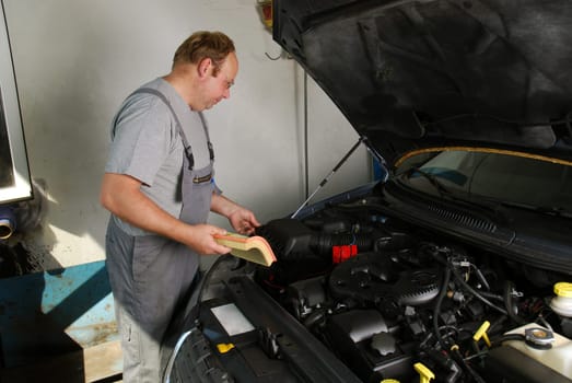 Replacing the air filter