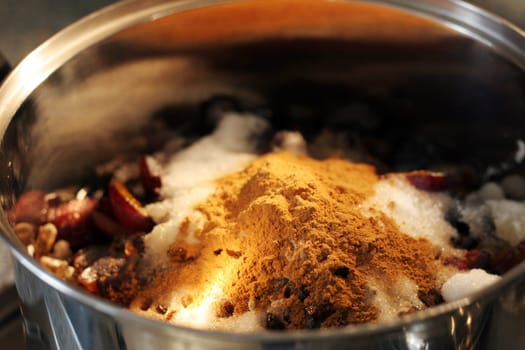 Cooking plum jam