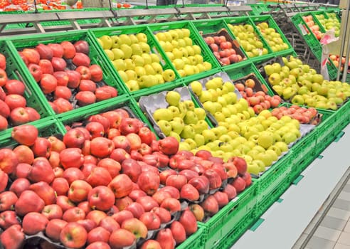 Red and green apple fruits in a supermarket