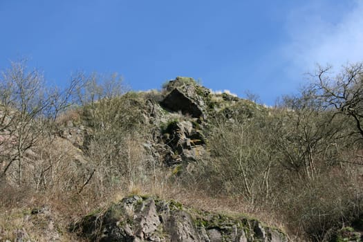 Felsen mit kargen Bewuchs aus der Froschperspektive gesehen