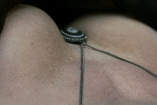 The medallion in the décolleté