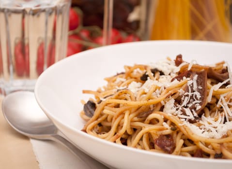 Spaghetti piccanti con funghi e pomodori secchi - Pasta with mushrooms and dried tomatoes