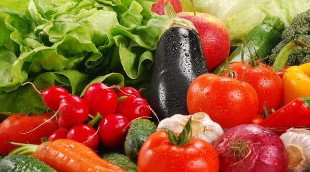 Composition with raw vegetables