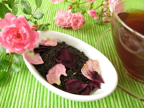 Black tea with rose petals