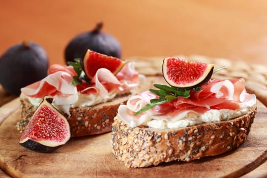 Sandwich with cream cheese, prosciutto, fig and rocket