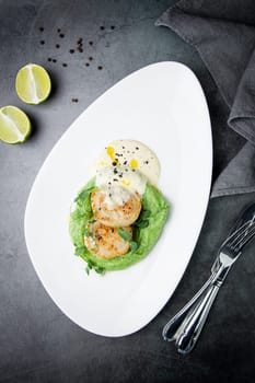 a dish of eggs and seaweed with sesame seeds and lime on the background