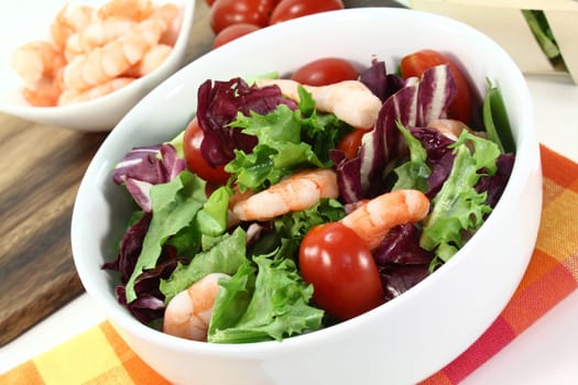 mixed salad with shrimp and tomatoes