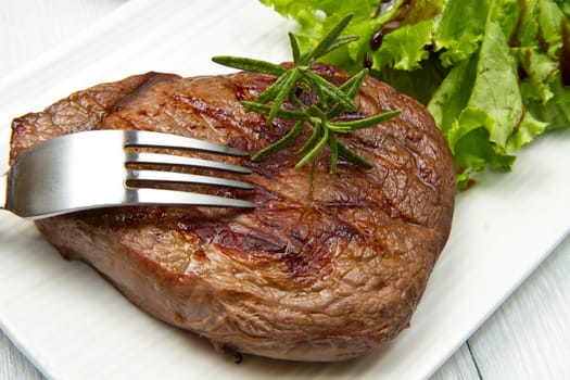 meat grilled with fresh salad