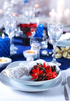 Place setting for Christmas in blue and white tone