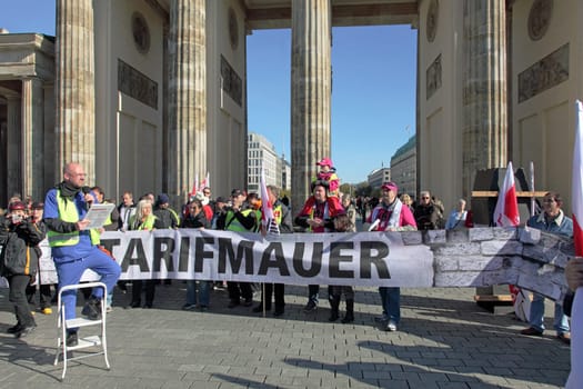 Demonstration of Verdi in Berlin on 16.10.2011 in front of the Brandenburg Gate