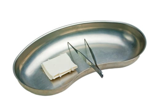 Kidney dish with tweezers