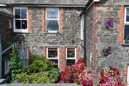 house with walls decorated in tintagel in cornwall