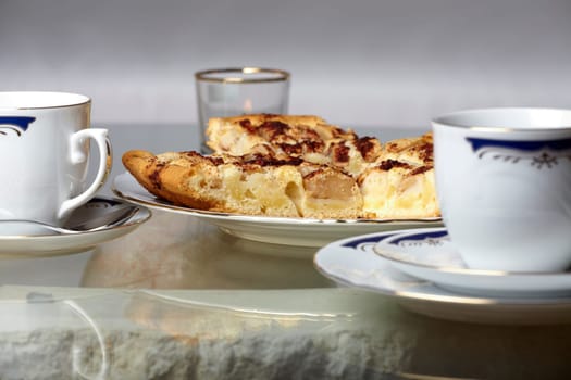 Apfelkuchenstücke und Teller - Pieces of apple pie on a plate