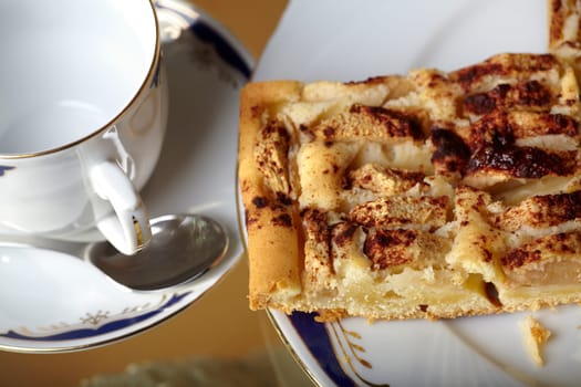 Apfelkuchen und Kaffeegedeck - apple pie and coffee set