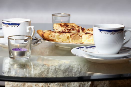 Apfelkuchenstücke und Teller - Pieces of apple pie on a plate