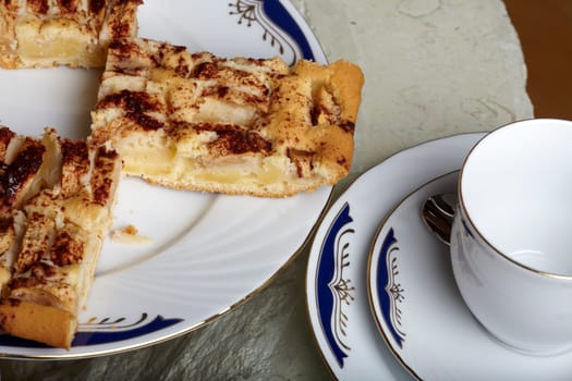 Apfelkuchen und Kaffeegedeck - apple pie and coffee set