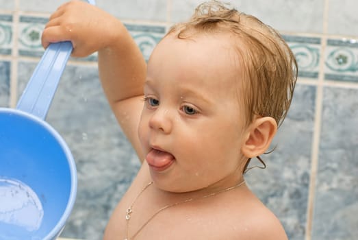 Baby bathes in the bath