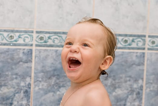 Baby bathes in the bath