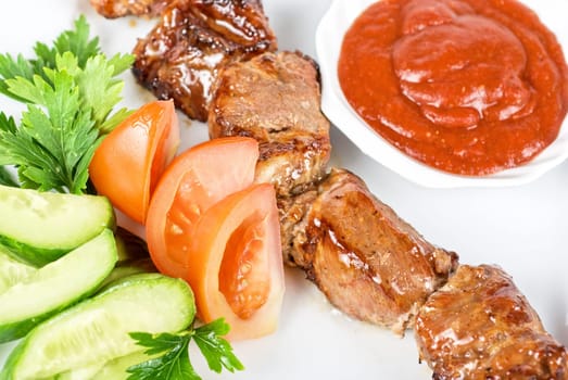 Fried kebab meat with vegetables and sauce