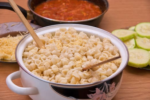 macaroni with cheese at table