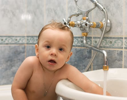 Baby bathes in the bath