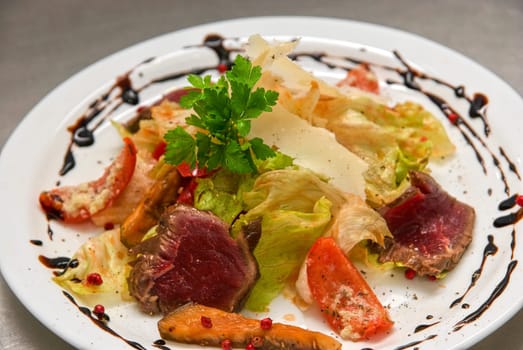 salad with roast beef, chinese cabbage, parmesan cheese, courgette, pepper and tomato