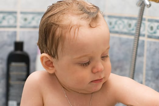 Baby bathes in the bath