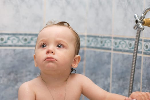 Baby bathes in the bath
