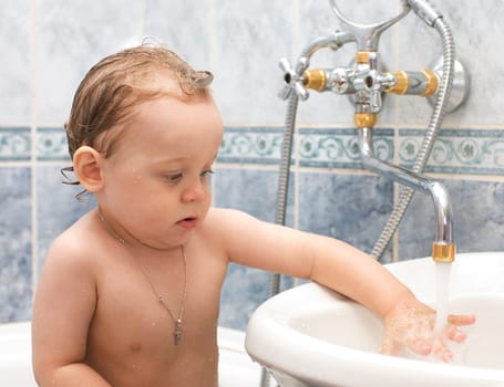 Baby bathes in the bath