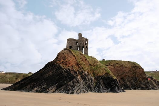 ballybunion castle on the rocks in the west coast of ireland