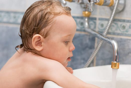 Baby bathes in the bath