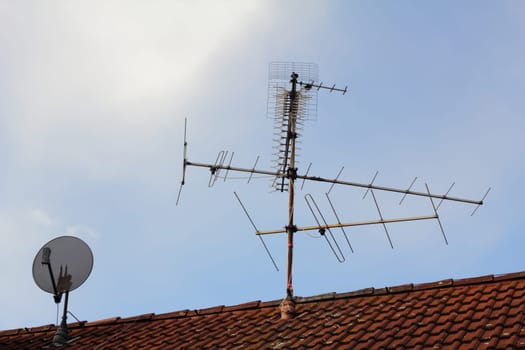 Satellite dish vs. TV antenna - size comparison