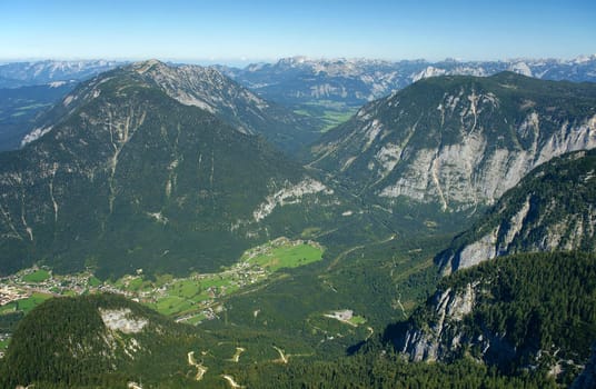On the left with the Sarstein massif and on the right the Zinken group