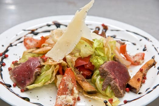 salad with roast beef, chinese cabbage, parmesan cheese, courgette, pepper and tomato
