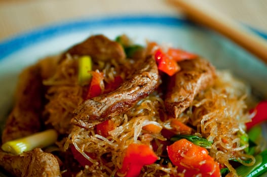 Schweinefiletstreifen mit gebratenen Reisnudeln und Paprika / Pork fried rice noodles and strips of red pepper