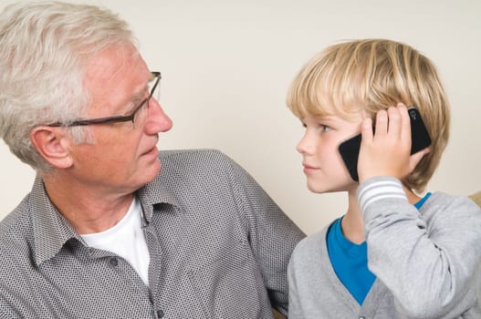 This kid learns his grandpa to use a smartphone