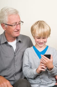 This kid learns his grandpa to use a smartphone