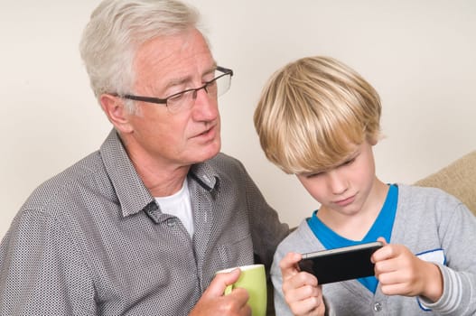 This kid learns his grandpa to use a smartphone