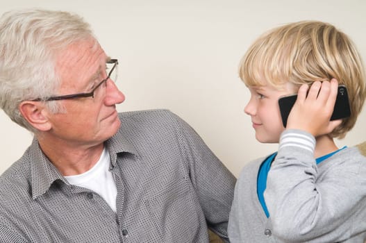 This kid learns his grandpa to use a smartphone
