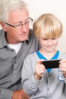 This kid learns his grandpa to use a smartphone