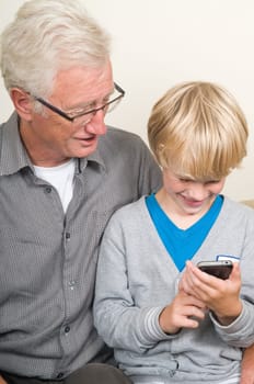 This kid learns his grandpa to use a smartphone