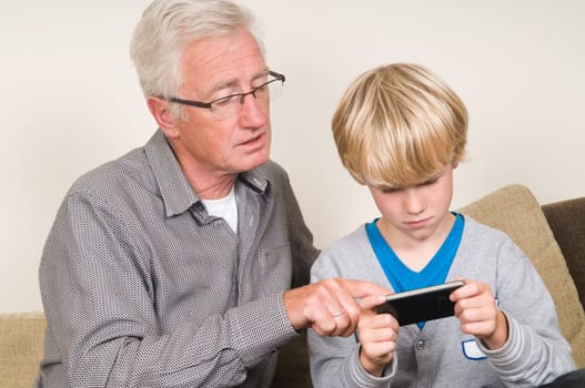 This kid learns his grandpa to use a smartphone